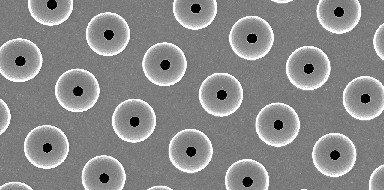 Durch fotochemische Ätztechnik hergestellte Vertiefungen und Durchbrüche eines Diffusors in einer Mikroskop-Aufnahme
